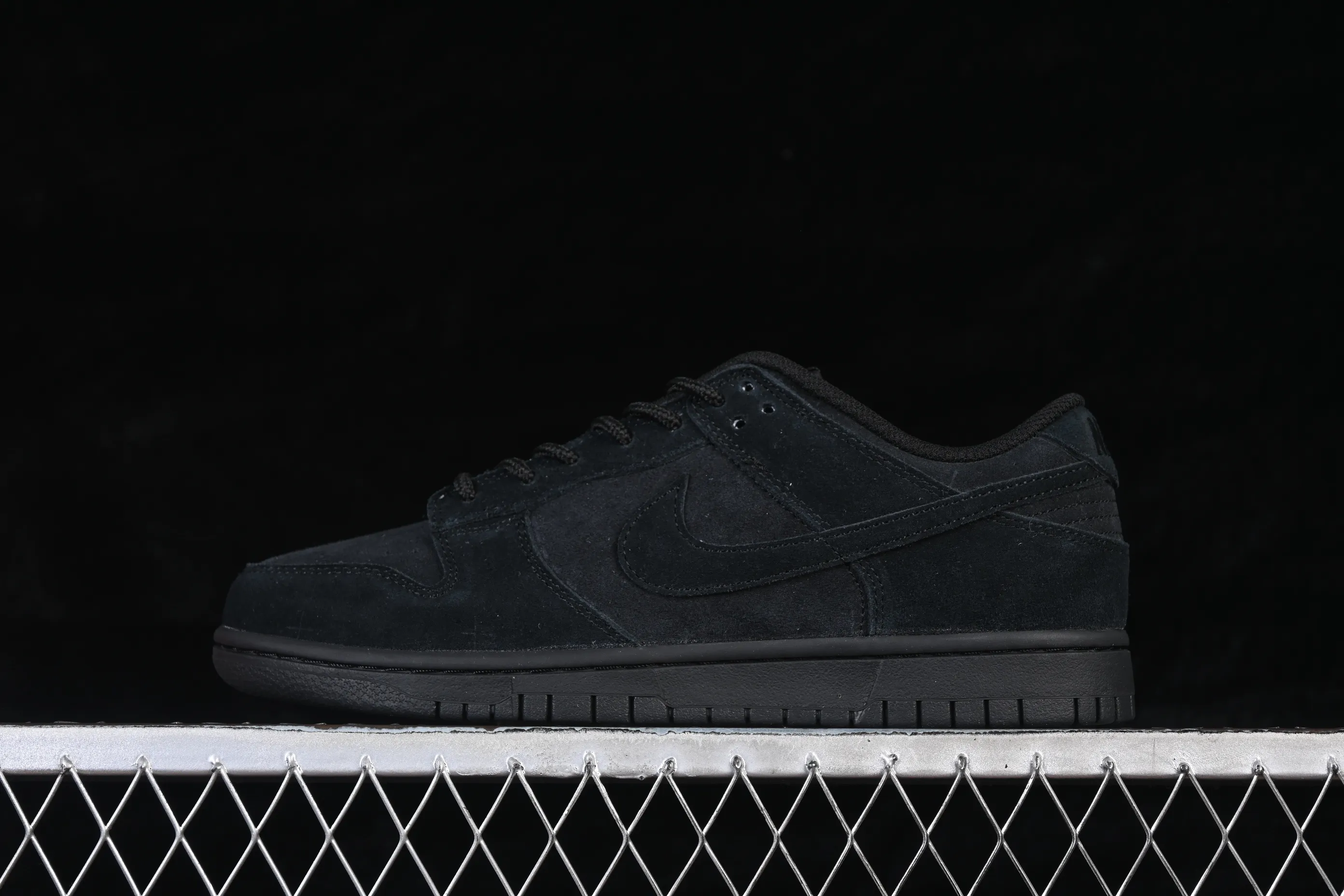 All categories Nk SB Dunk series Nk SB Dunk Low low-top sneakers Nike SB Dunk Low suede black low-top casual sneakers IB6651-001
